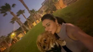 رانيا يوسف تنشر صورًا مع كلبها وتعلق: "بحب الحيوانات وهفضل أحط لهم الأكل"