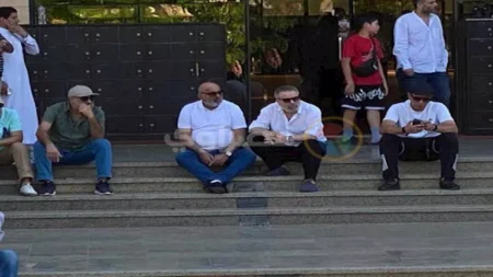 إسماعيل فرغلي وصبحي خليل يشاركان في جنازة محمد مرزبان بالملابس البيضاء