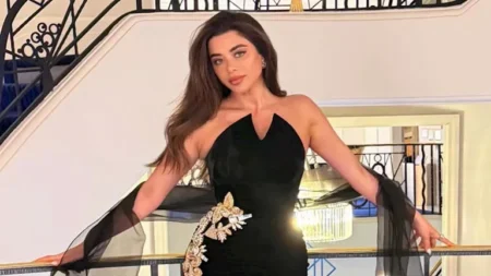 "الأسود يليق بكِ".. 15 صورة لـ يارا السكري بإطلالات سوداء ساحرة