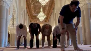 تركي آل الشيخ ينشر شهادة رسمية لاعتناق منتج بريطاني الإسلام