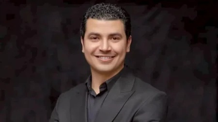 فيديو| محمد أنور يقدم مع ابنته أغنية هتعدي على مسرح المدرسة