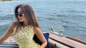 هنا الزاهد وسط البحر ومنة فضالي مع كلبها.. لقطات نجوم الفن خلال 24 ساعة