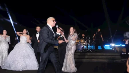 قُبلة في الهواء.. عمرو دياب يستقبل باسم سمرة في حفل زفاف ابنة شقيق عماد زيادة