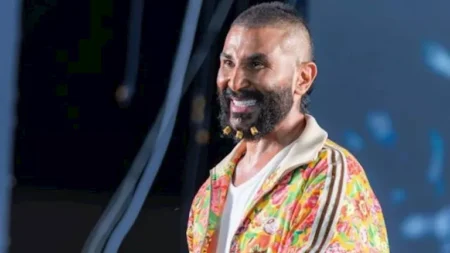 أحمد سعد عن تركيب توكة في ذقنه: "أنا معملتش حاجة حرام"