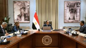 رئيس الوزراء يستعرض الموقف التنفيذي للمشروعات الخدمية والتنموية في محافظة البحر الأحمر