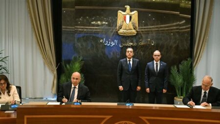 رئيس الوزراء يشهد مراسم توقيع اتفاقية بين جهاز مشروعات الخدمة الوطنية وشركة "طاقة عربية".. صور