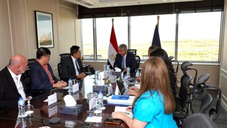 وزير السياحة يبحث التوسع في المعارض الأثرية المصرية بالخارج