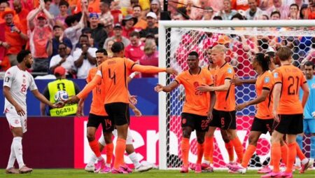 كأس العالم 2026.. كومان يدفع بجاكبو وبروبي في هجوم هولندا أمام المغرب