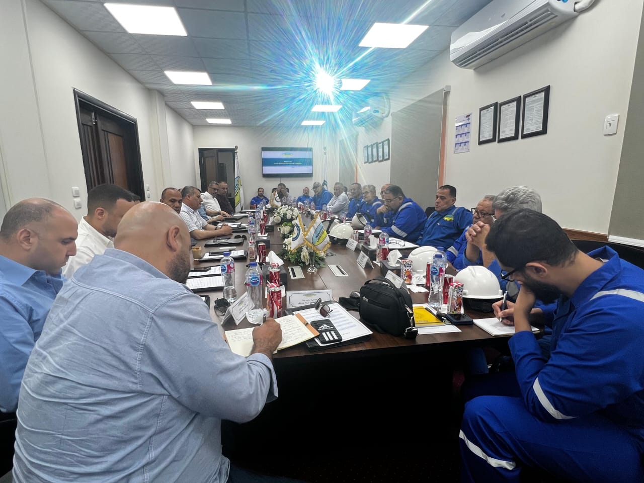 رئيس هيئة البترول يتفقد حقول "شمال البحرية" بالصحراء الغربية.. ويتابع محطة الطاقة الشمسية بـ "فردوس"