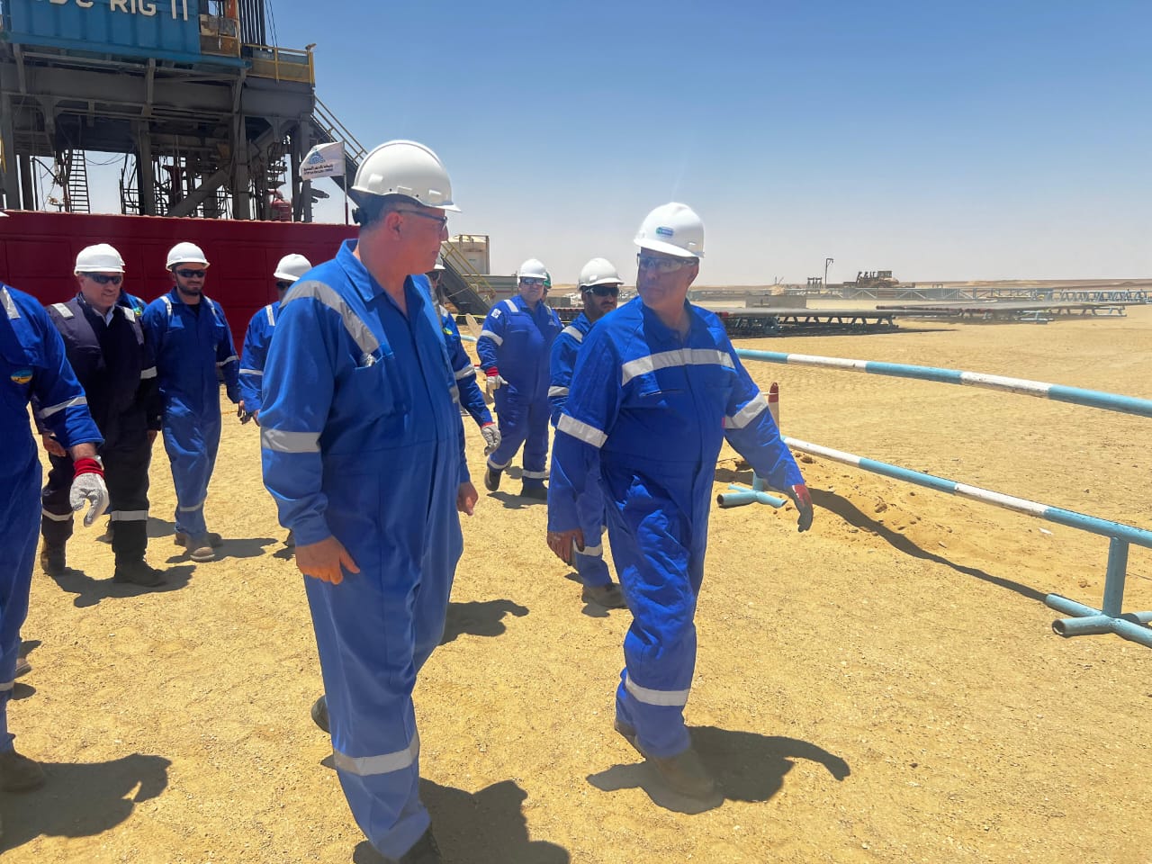 رئيس هيئة البترول يتفقد حقول "شمال البحرية" بالصحراء الغربية.. ويتابع محطة الطاقة الشمسية بـ "فردوس"