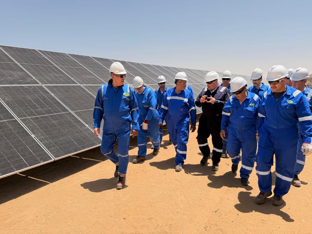 رئيس هيئة البترول يتفقد حقول "شمال البحرية" بالصحراء الغربية.. ويتابع محطة الطاقة الشمسية بـ "فردوس"