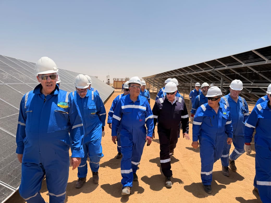 رئيس هيئة البترول يتفقد حقول "شمال البحرية" بالصحراء الغربية.. ويتابع محطة الطاقة الشمسية بـ "فردوس"
