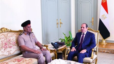 صورة استقبال الرئيس السيسي وزير الدفاع والإنتاج الحربي