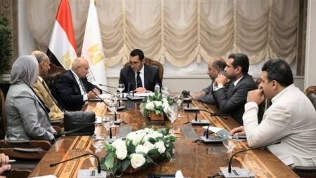 وزير الشباب يلتقي مجلس نادي دكرنس للاطلاع على مستجدات المشروعات الإنشائية