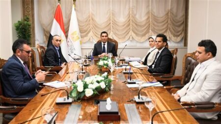 وزير الرياضة يتابع جاهزية الشركات الطبية المسؤولة عن تطبيق الكود الطبي