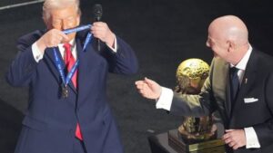 أزمات مبكرة تضرب كأس العالم، من "حظر" الحكام إلى "ثعابين" سويسرا و"سرقة" الأسود الثلاثة!