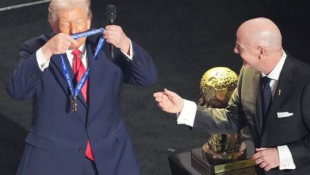 أزمات مبكرة تضرب كأس العالم، من "حظر" الحكام إلى "ثعابين" سويسرا و"سرقة" الأسود الثلاثة!