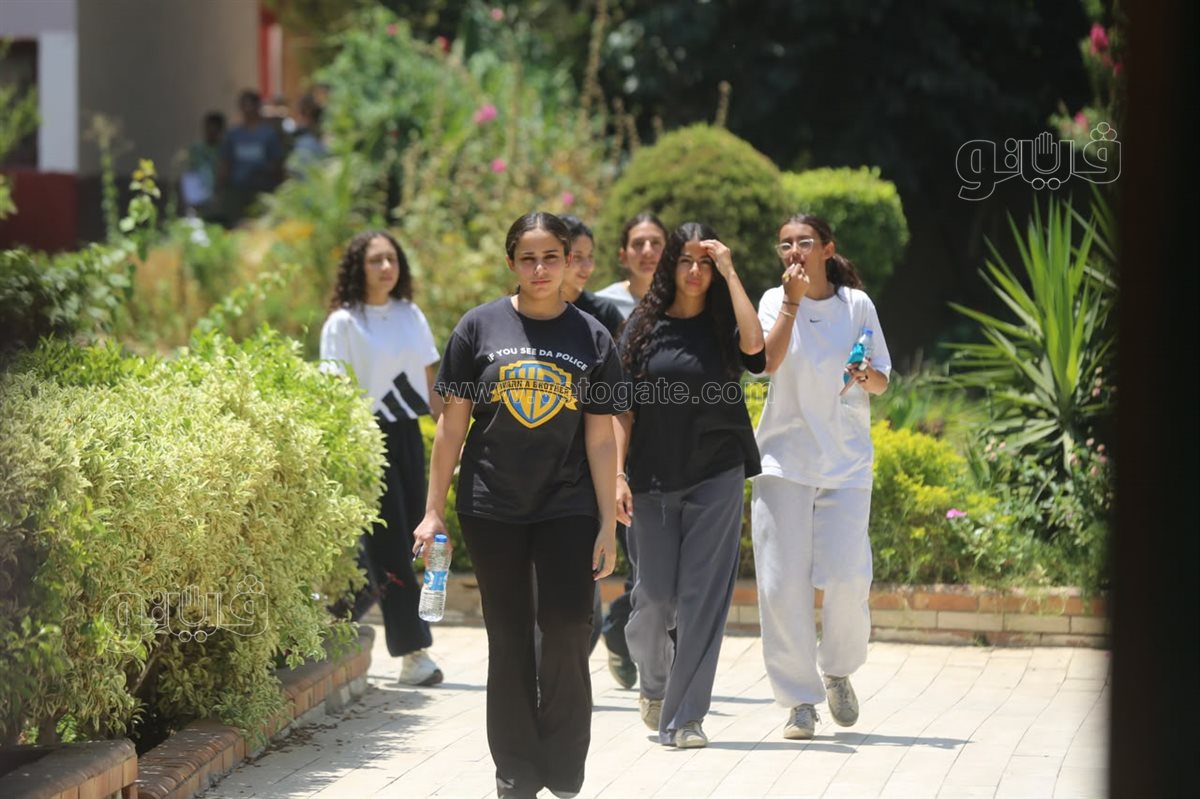 30 صورة ترصد ردود فعل طلاب الثانوية العامة بعد امتحان اللغة العربية
