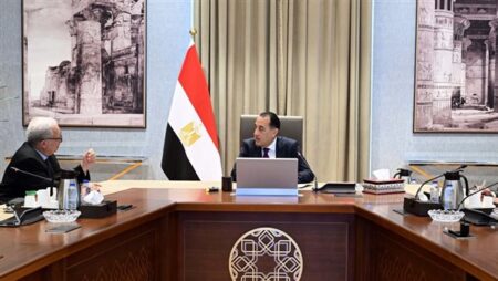 رئيس الوزراء يتابع مع نائبه موقف خطة إعادة هيكلة الهيئات الاقتصادية