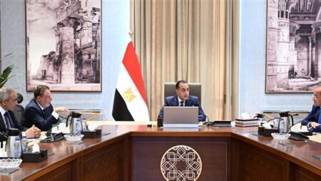 رئيس الوزراء يجتمع مع محافظ البنك المركزي ووزير المالية لاستعراض عددٍ من الملفات رئيس الوزراء يجتمع مع محافظ البنك المركزي ووزير المالية لاستعراض عددٍ من الملفات
