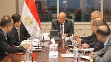 وزير الكهرباء يبحث مع “ مصر24” مستجدات مشروعات الطاقة الشمسية والرياح الجديدة