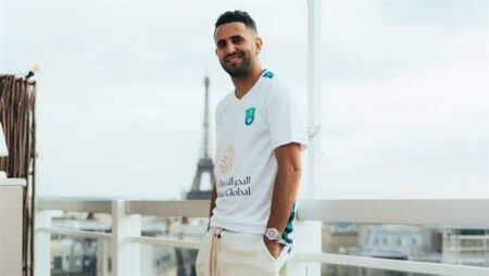 رياض محرز غاضب من أنباء رحيله عن الأهلي السعودي