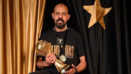 صفحة المصري تنشر صور تذكارية لعماد النحاس وجهازه الفني مع كأس عاصمة مصر صفحة المصري تنشر صور تذكارية لعماد النحاس وجهازه الفني مع كأس عاصمة مصر