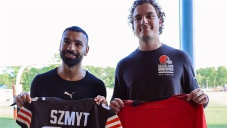 صلاح يتبادل قميص منتخب مصر مع نجم كليفلاند براونز لكرة القدم الأمريكية صلاح يتبادل قميص منتخب مصر مع نجم كليفلاند براونز لكرة القدم الأمريكية