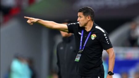 الأهلي يمنح عموتة حق اختيار الجهاز المعاون ما عدا المصري الأهلي يمنح عموتة حق اختيار الجهاز المعاون ما عدا المصري