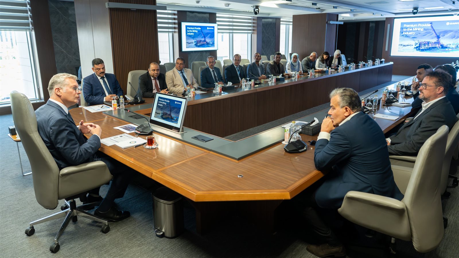 وزير البترول يبحث مع شركات عالمية ضخ استثمارات جديدة في قطاع التعدين