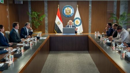 وزير البترول يبحث مع شركات عالمية ضخ استثمارات جديدة في قطاع التعدين