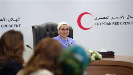 السيدة انتصار السيسي تشهد لحظة وصول المساعدات المصرية لغزة إلى مليون طن