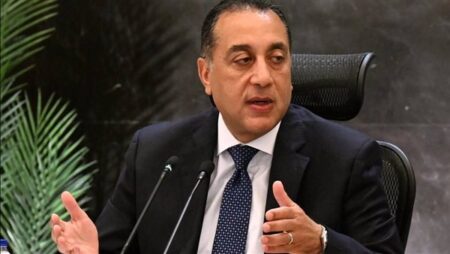 هل ترتفع أسعار البنزين مجددا؟ الحكومة تؤكد العودة للتسعير التلقائي وخبير اقتصادي يوضح السيناريوهات