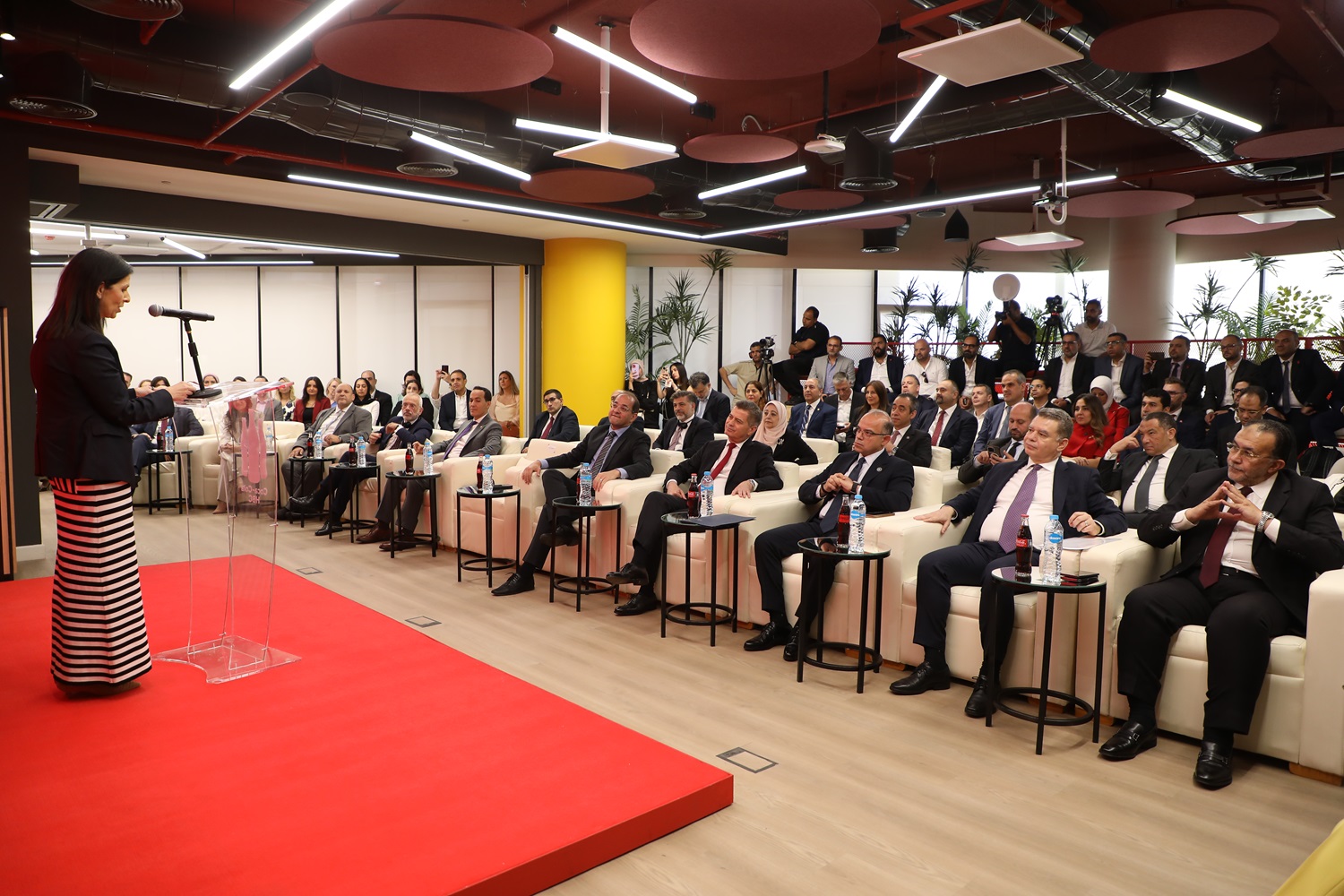 الاتصالات تفتتح مركز كوكاكولا HBC لتصدير خدمات التعهيد إلى 27 دولة 1 الاتصالات تفتتح مركز كوكاكولا HBC لتصدير خدمات التعهيد إلى 27 دولة