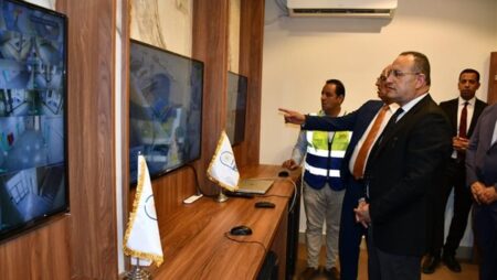 وزير التعليم العالي ورئيس جامعة العاصمة يفتتحان غرفة العمليات المركزية