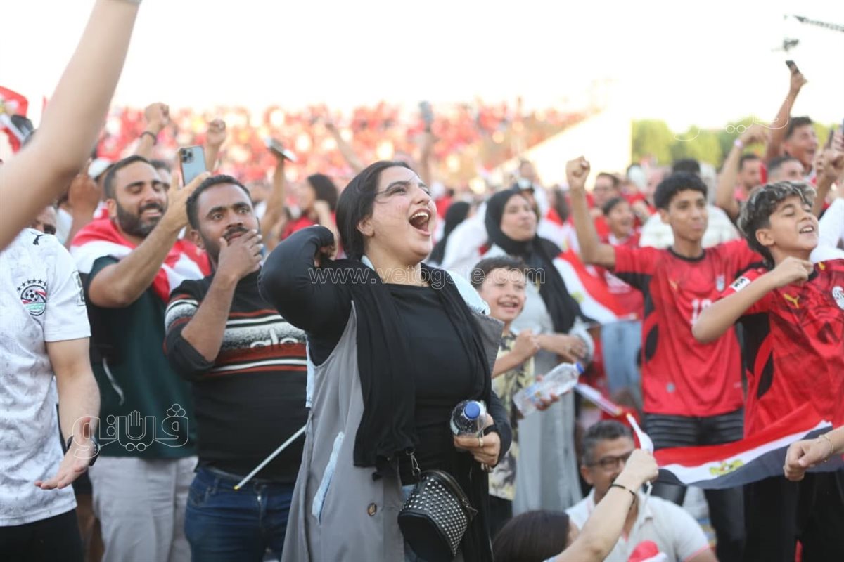 فرحة جماهير الفان زون بالعاصمة الإدارية خلال الشوط الأول لمباراة مصر والأرجنتين (صور)