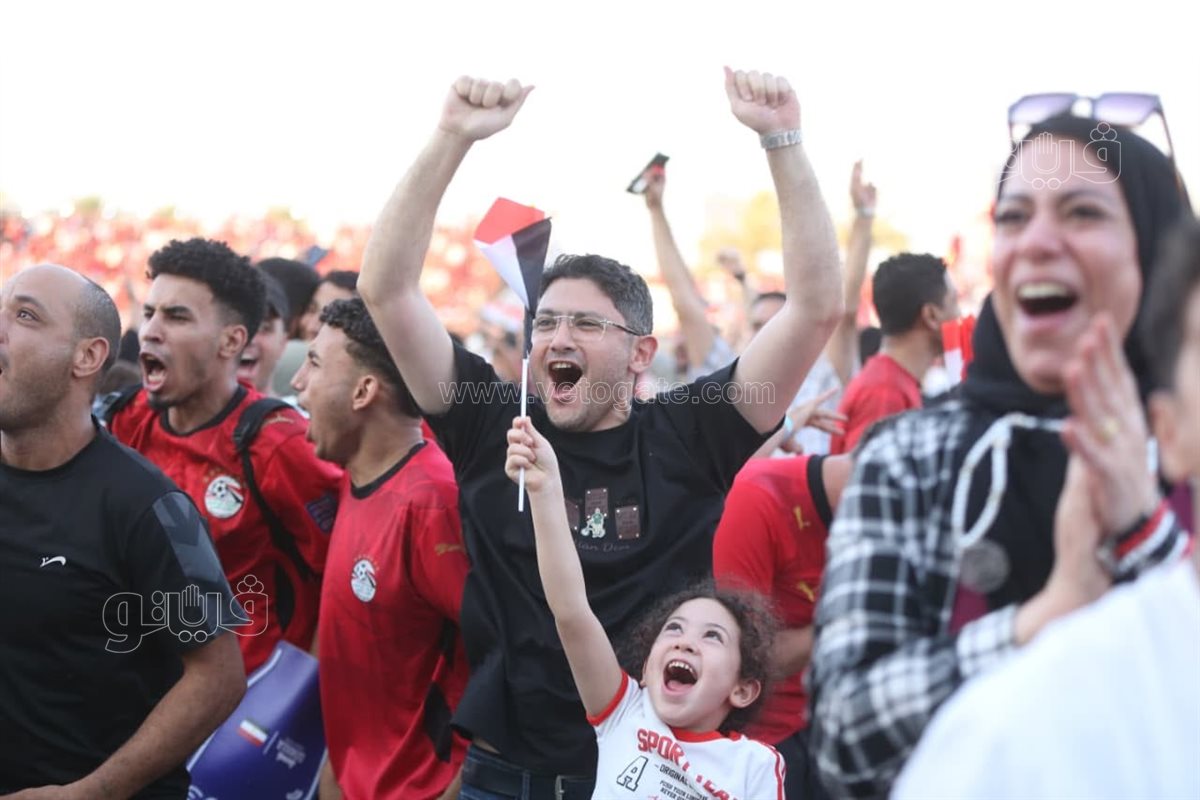فرحة جماهير الفان زون بالعاصمة الإدارية خلال الشوط الأول لمباراة مصر والأرجنتين (صور)