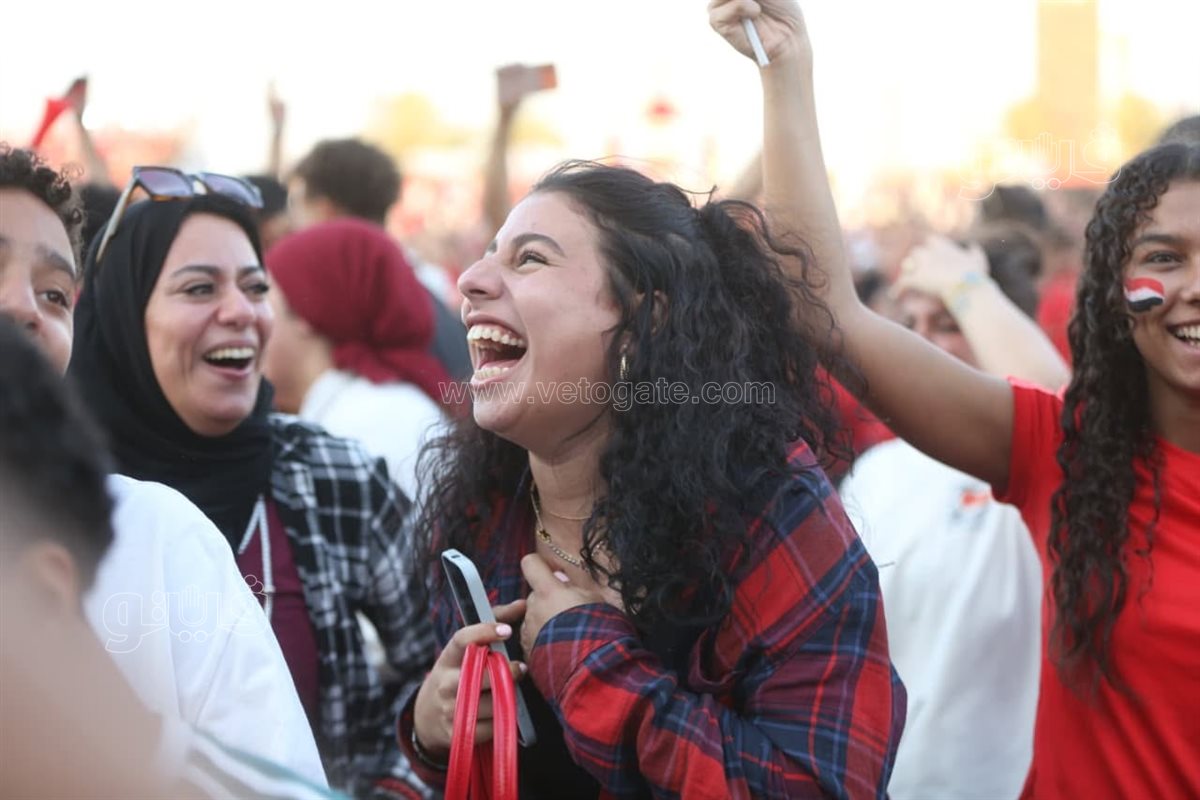 فرحة جماهير الفان زون بالعاصمة الإدارية خلال الشوط الأول لمباراة مصر والأرجنتين (صور)