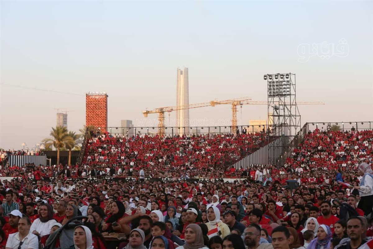 فرحة جماهير الفان زون بالعاصمة الإدارية خلال الشوط الأول لمباراة مصر والأرجنتين (صور)