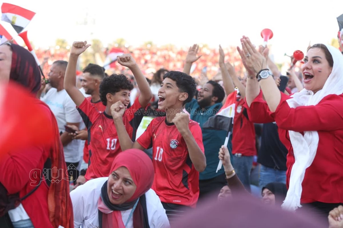 فرحة جماهير الفان زون بالعاصمة الإدارية خلال الشوط الأول لمباراة مصر والأرجنتين (صور)