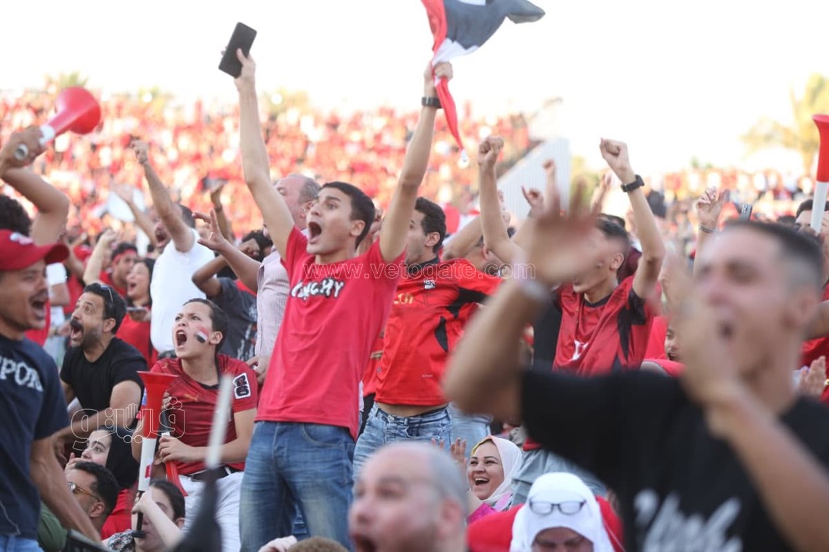 فرحة جماهير الفان زون بالعاصمة الإدارية خلال الشوط الأول لمباراة مصر والأرجنتين (صور)