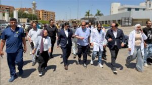 "قنديل" يتفقد المنشآت الصحية بالإسماعيلية ويوجه بتعزيز الخدمات وصرف مكافآت للمتميزبن