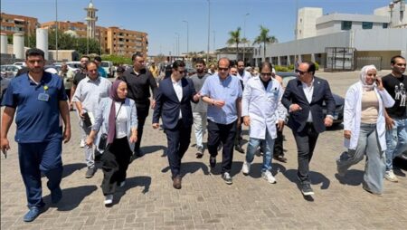 "قنديل" يتفقد المنشآت الصحية بالإسماعيلية ويوجه بتعزيز الخدمات وصرف مكافآت للمتميزبن "قنديل" يتفقد المنشآت الصحية بالإسماعيلية ويوجه بتعزيز الخدمات وصرف مكافآت للمتميزبن