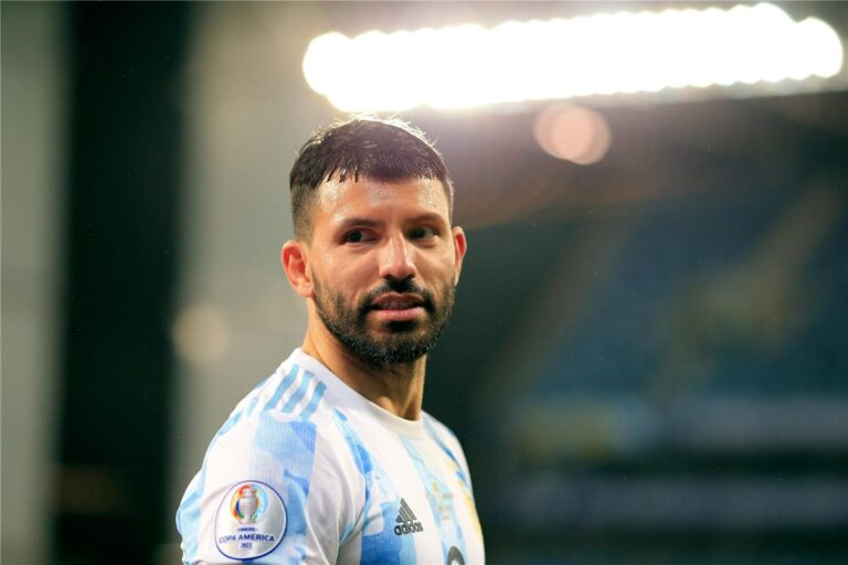 أجويرو يوجه نصيحة إلى أتلتيكو مدريد بشأن احتمالية انتقال ألفاريز إلى برشلونة