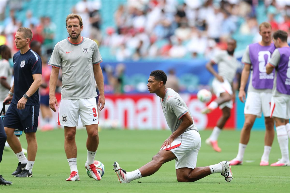 دقيقة حداد على لاعب جنوب أفريقيا قبل انطلاق مباراة إنجلترا والنرويج في كأس العالم (فيديو) 2 دقيقة حداد على لاعب جنوب أفريقيا قبل انطلاق مباراة إنجلترا والنرويج في كأس العالم (فيديو)