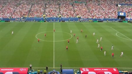 دقيقة حداد على لاعب جنوب أفريقيا قبل انطلاق مباراة إنجلترا والنرويج في كأس العالم (فيديو)