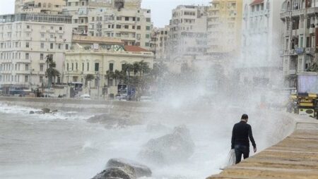 طقس الإثنين، الأرصاد تحذر من نشاط للرياح واضطراب الأمواج على السواحل الشمالية