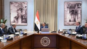 رئيس الوزراء يتابع عددًا من ملفات العمل المشتركة بين وزارتي الطيران المدني والبترول