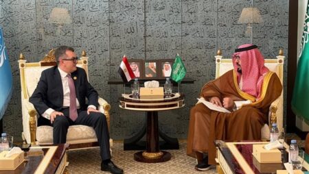 وزير التخطيط يبحث مع نظيره السعودي تعزيز الشراكة الاقتصادية وتوطين التنمية