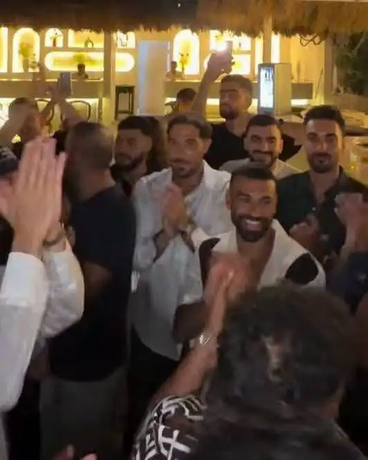 محمد صلاح يفاجئ مصطفى شوبير في عقد قرانه ويرقص على أنغام "يا مصر بتعمليها إزاي" (فيديو) 2 محمد صلاح يفاجئ مصطفى شوبير في عقد قرانه ويرقص على أنغام "يا مصر بتعمليها إزاي" (فيديو)